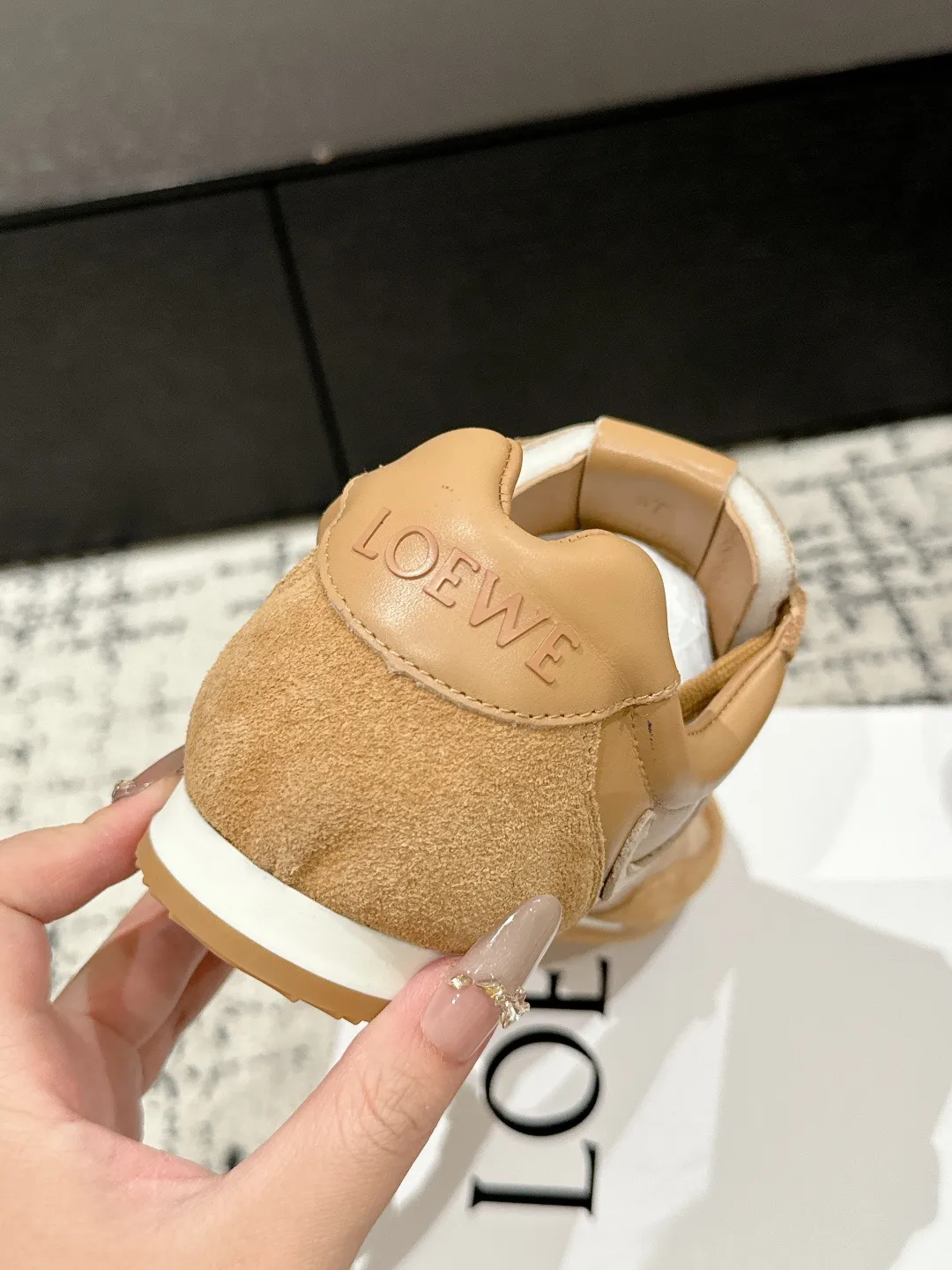 👟👟Ex-factory price 620👟👟 #couples model Top version LOEWE 25/ Latest catwalk model Ballet Runner 2.0. Couple model Ballet Casual Sports Shoes Moral Training Shoes Forrest Gump Shoes Original purchase and development Production Fabric matching Repeated selection of materials Nylon and calfskin leather sneakers featuring an asymmetric toe design, sock-like internal construction, and lightweight rubber outsole extending to the toe. ✔️Fabric: original customized imported first-layer cowhide ✔️Lining: imported soft sheepskin + mesh lining ✔️Sole: original molded anti-slip rubber material ✔️Sole thickness: increased by 2.5CM ✔️Size: #35-45 (45 for women, 45 for men, custom-made, non-refundable)
